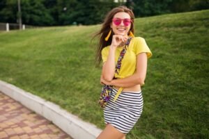 Sommerkleidung für gewöhnliche Menschen - einfach, gemütlich und anmutig